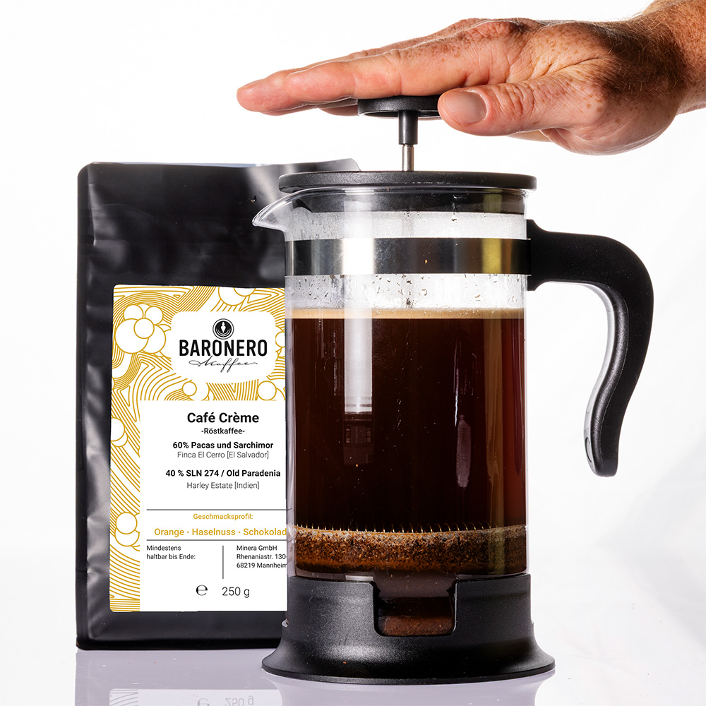 schwarze Cafe Cremetüte mit Frenchpress