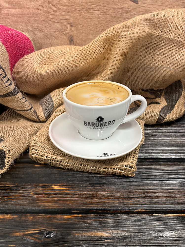 Kaffee Creme in Baronero Tasse auf Holztisch